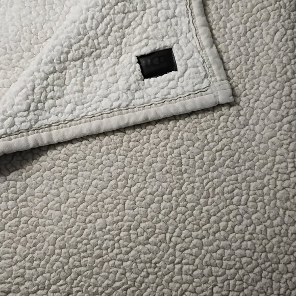 Ugg throw - Picture 1 of 3